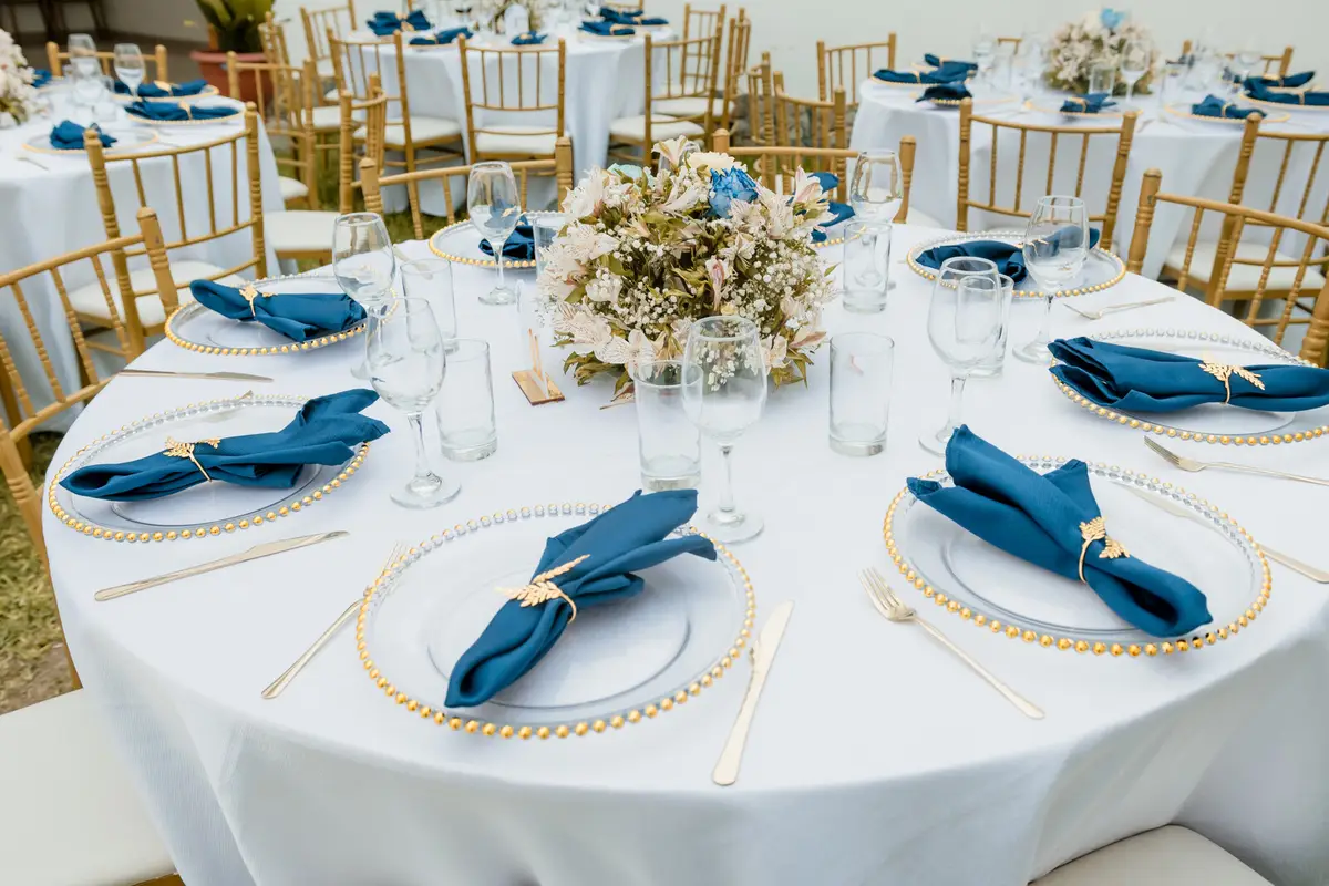 Mesa de boda al aire libre con detalles en azul y dorado
