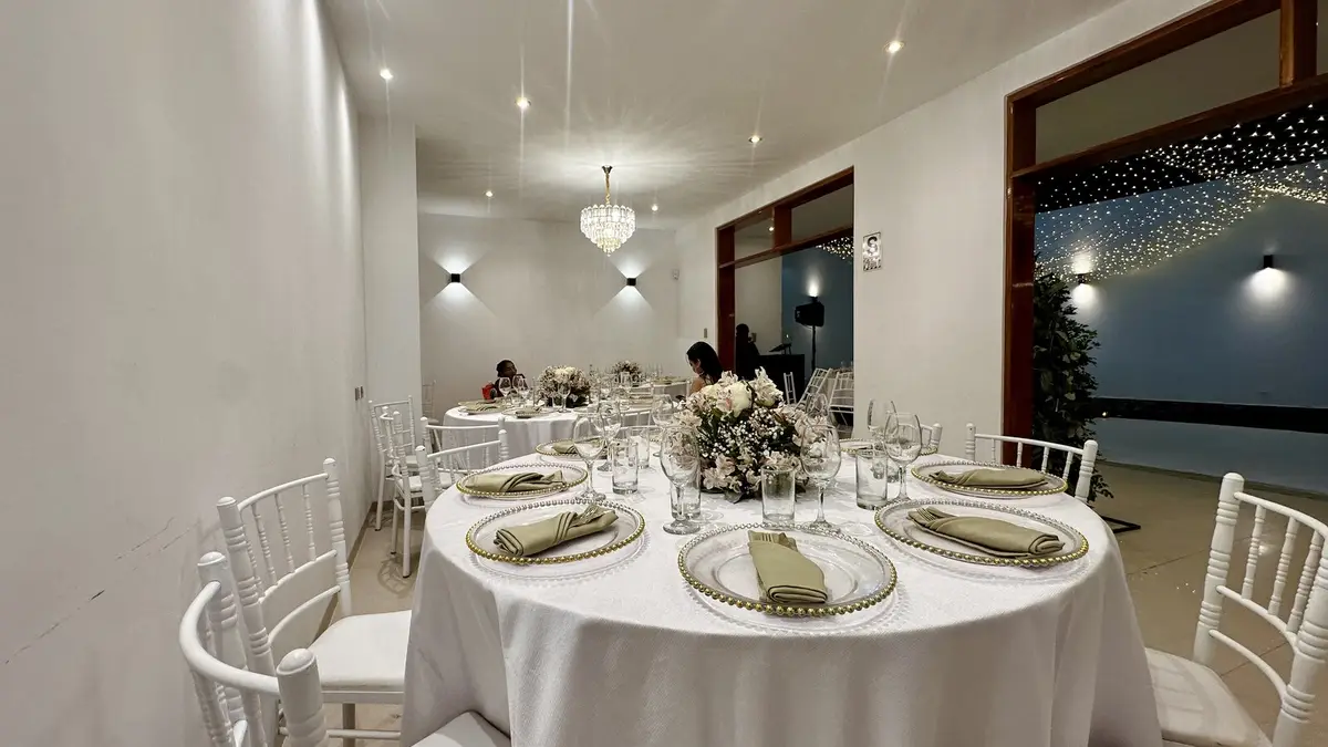 Mesa de boda montada en un salón cálido
