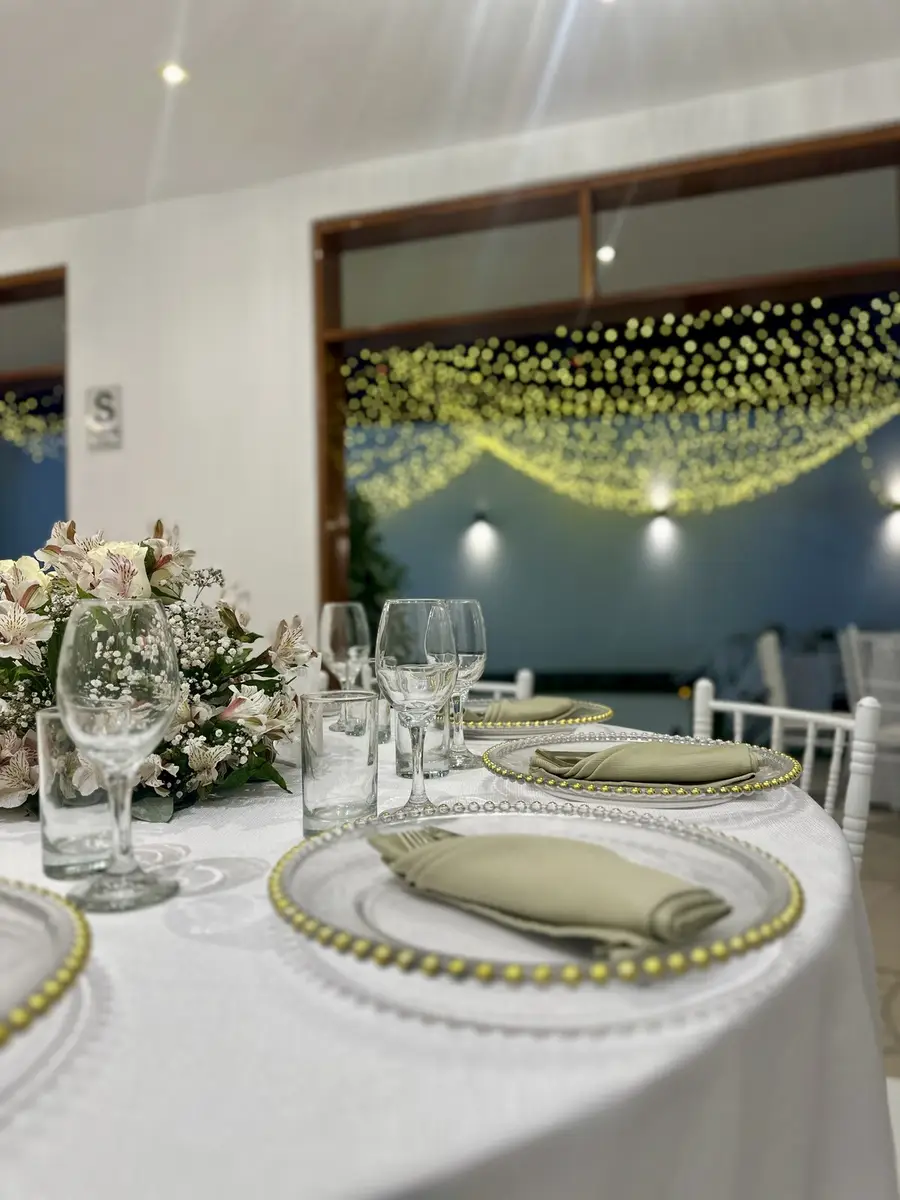 Detalle de mesa con flores y luces cálidas