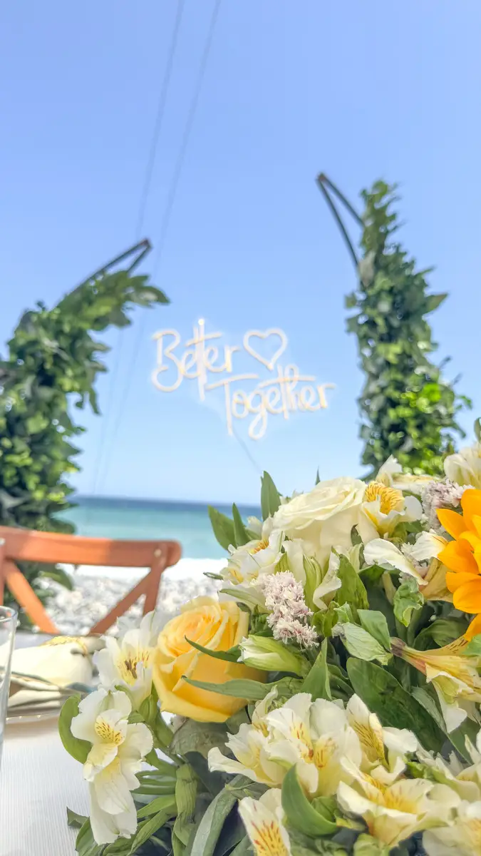Flores blancas y girasoles en una boda junto al mar