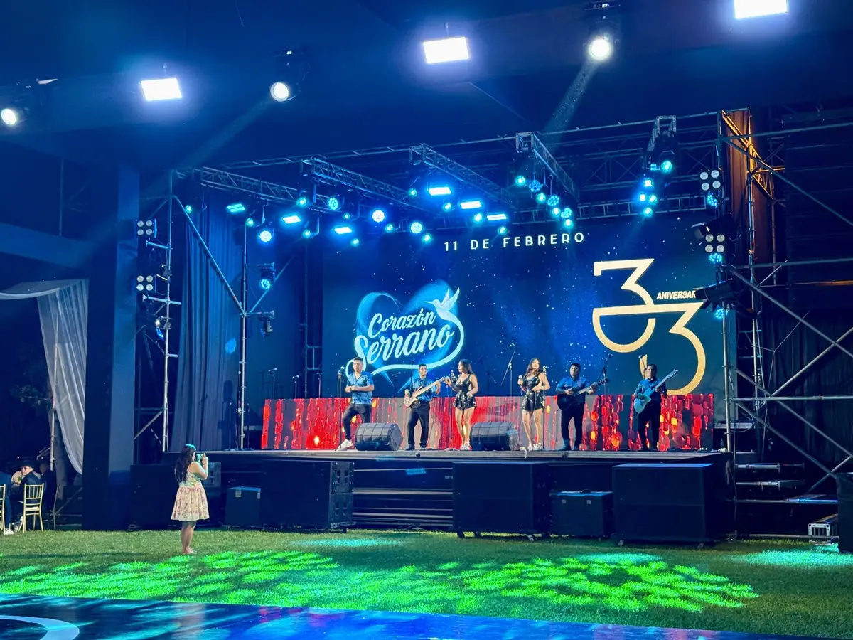 Escenario y pista iluminados en un evento al aire libre