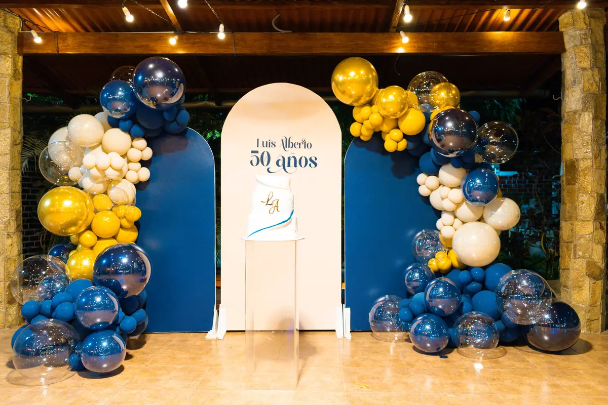Arco de globos en azul, dorado y blanco para una celebración