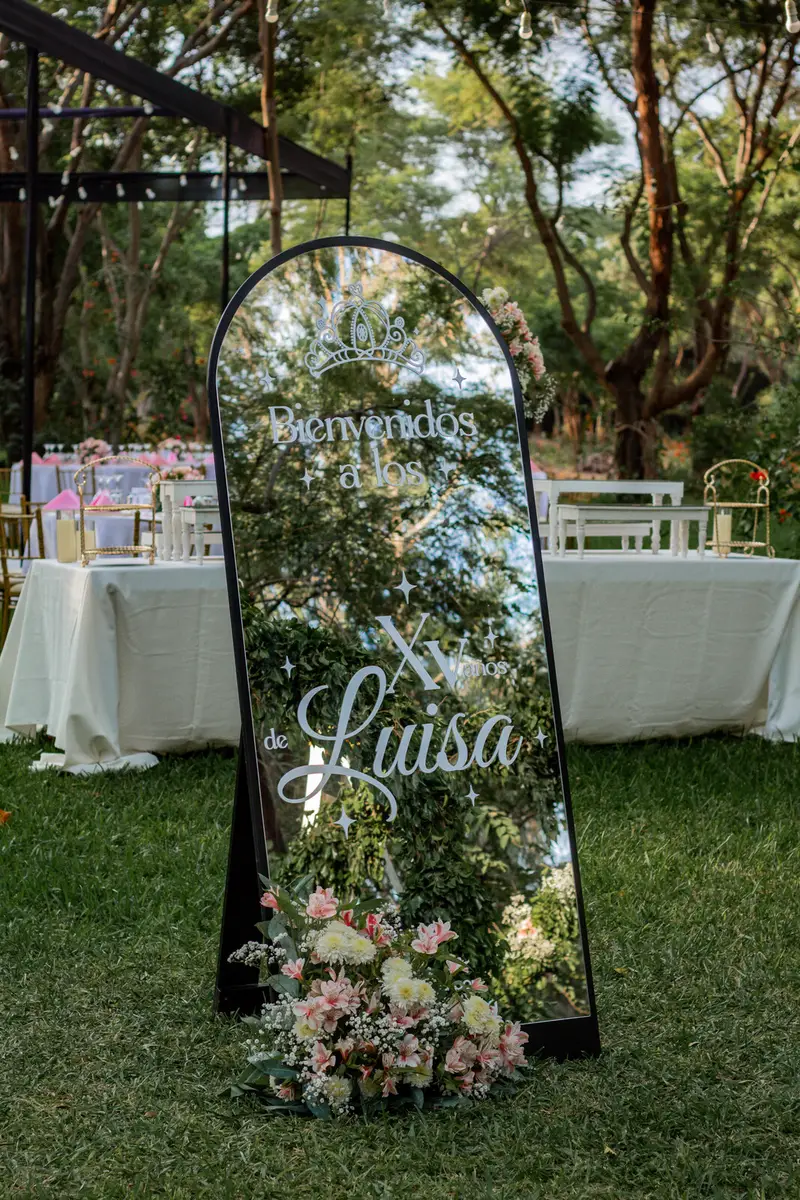 Espejo de bienvenida con flores en medio del jardín