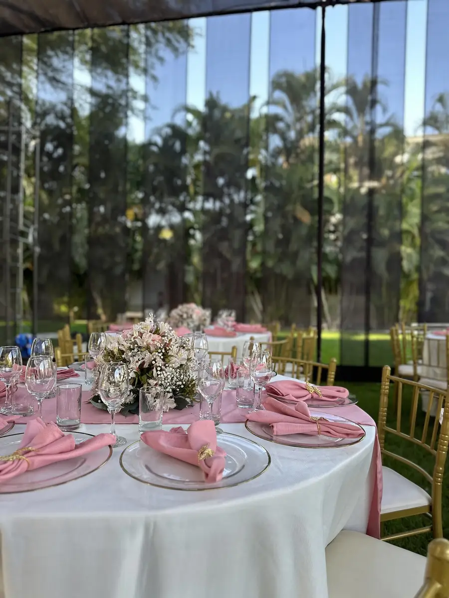 Mesa al aire libre vestida en tonos rosa y rodeada de naturaleza