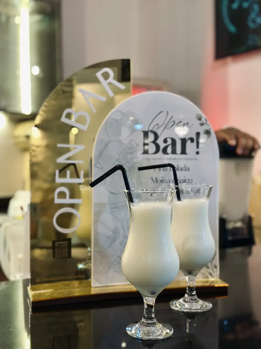 Cócteles servidos junto a la carta de la barra