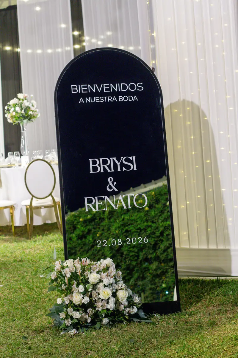 Bienvenida floral al aire libre bajo las luces de la noche