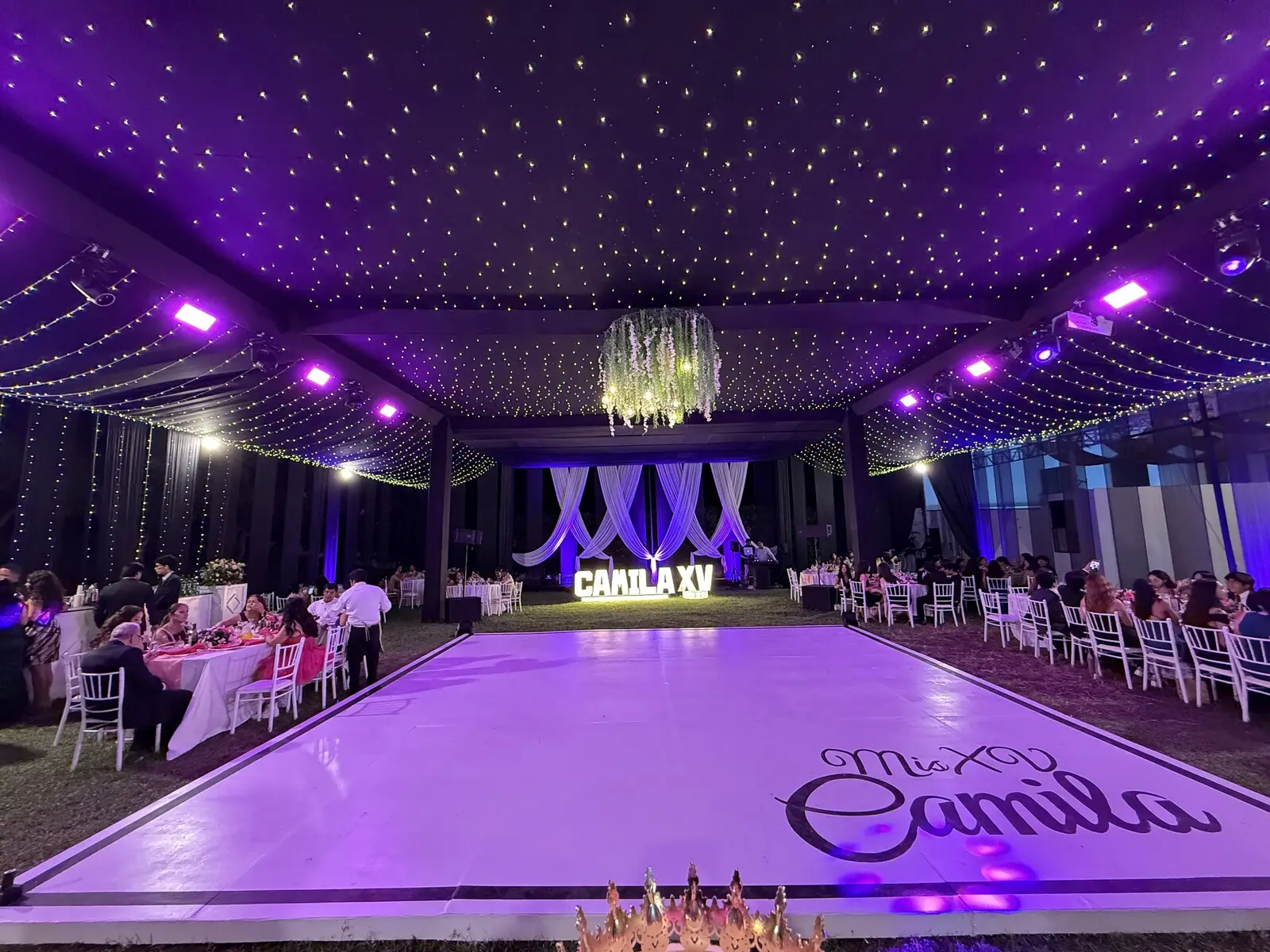 Pista de baile personalizada bajo un toldo de luces para unos quince años