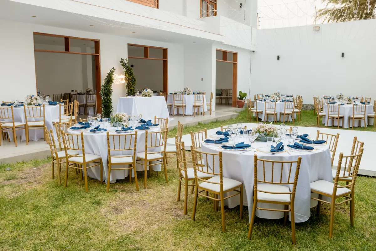 Montaje de boda al aire libre entre jardines y paredes blancas