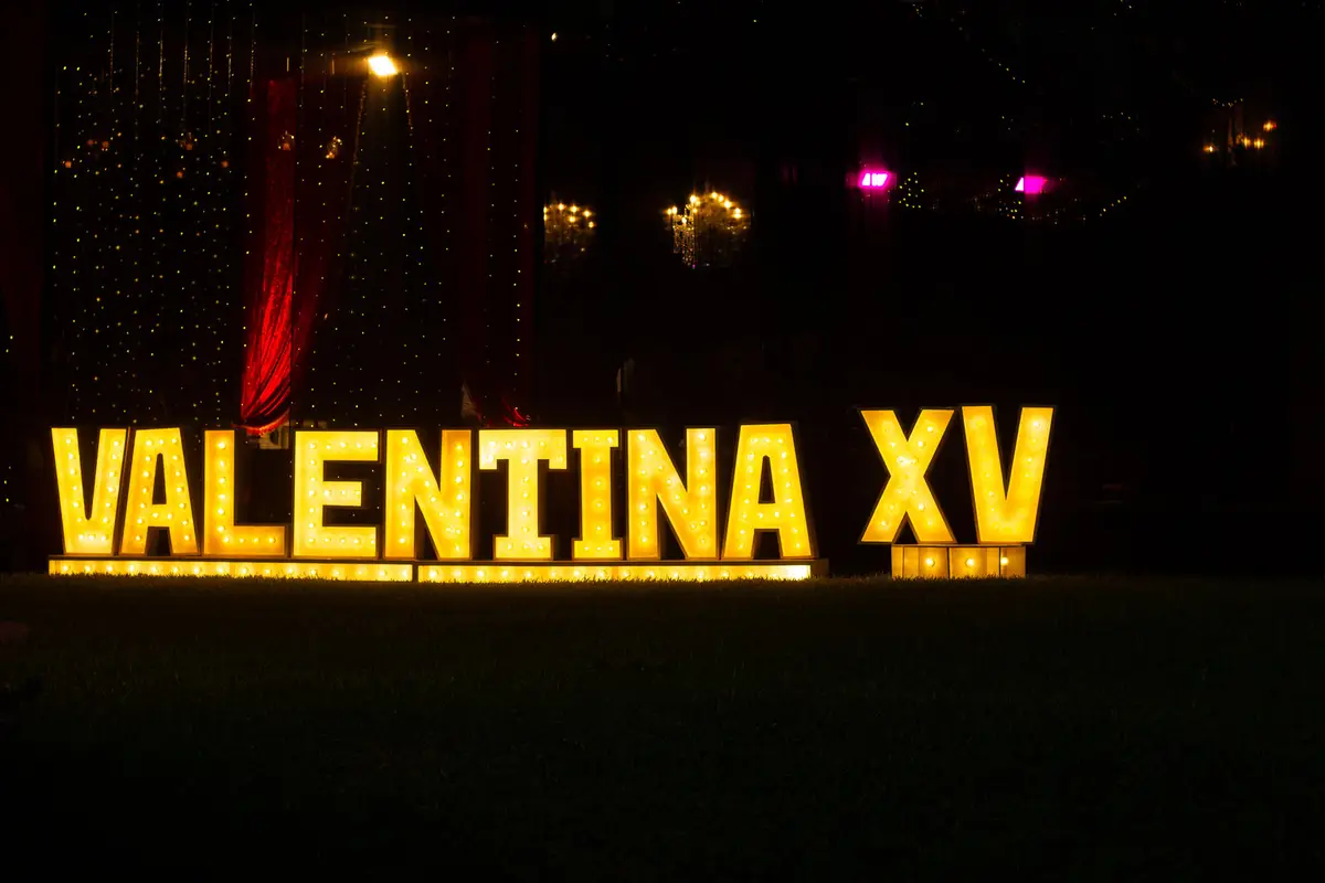 Letras luminosas de quince años que dan la bienvenida en el jardín