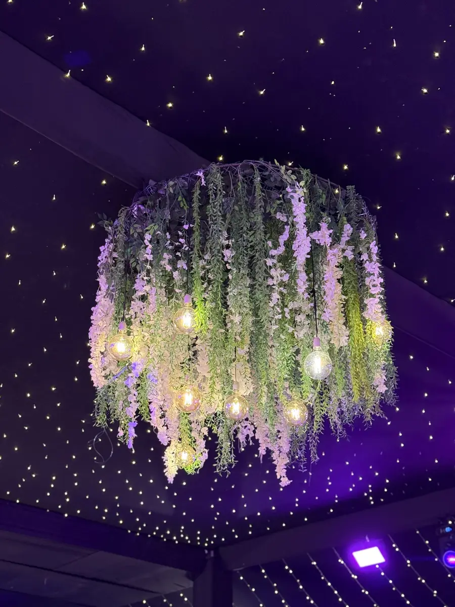 Lámpara floral colgante que ilumina el toldo estrellado