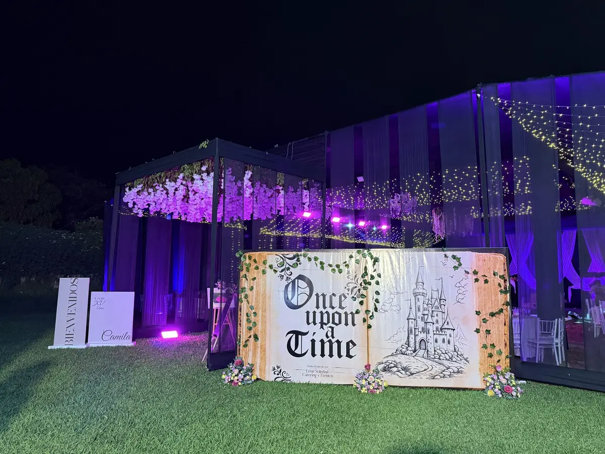 Rincón para fotos iluminado frente al toldo de la celebración